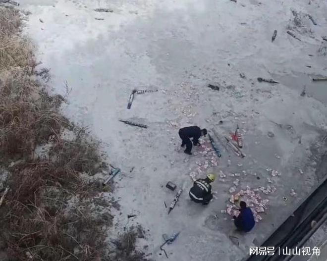 钱后续知情人：线万！警方回应来了澳门新葡京网站山西大桥散落大量(图4)