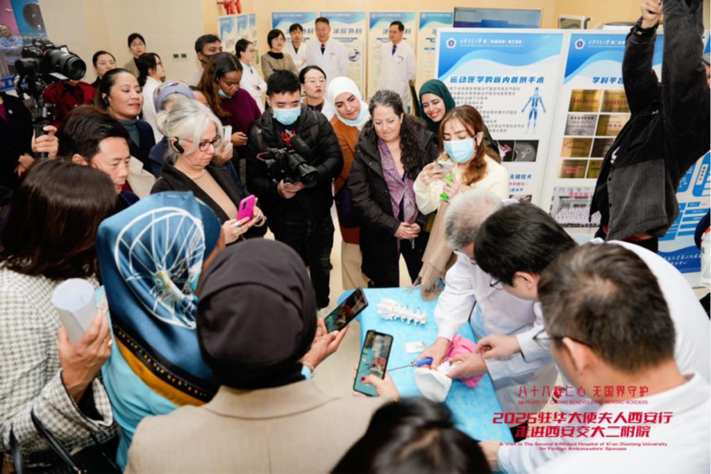 西安行走进西安交大二附院澳门新葡京驻华大使夫人(图15)